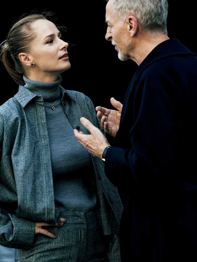 男性●時計217万8000円／ブルガリ（ブルガリ・ジャパン）、コート16万5000円／エストネーション　女性●ピアス（片耳）［18KYG×オニキス］15万2900円、ネックレス［18KYG×オニキス］32万100円／ともにブルガリ（ブルガリ・ジャパン）、シャツ9万5700円、パンツ7万4800円／ともにピーティートリノ（PT JAPAN）