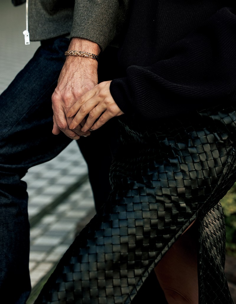 男性●バングル［18KYG加工のSv］23万1000円、ブルゾン49万5000円（参考価格）、パンツ18万400円／すべてボッテガ・ヴェネタ（ボッテガ・ヴェネタ ジャパン）　女性●スカート110万円、ニット30万300円／ともにボッテガ・ヴェネタ（ボッテガ・ヴェネタ ジャパン）