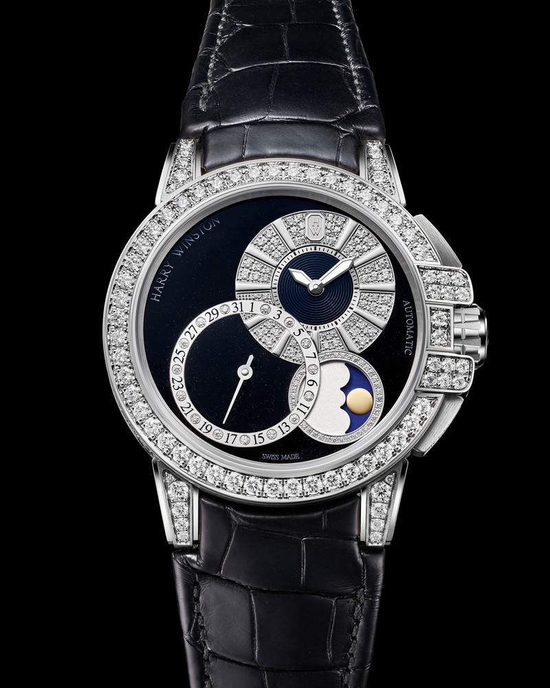 「HW オーシャン・デイト ムーンフェイズ オートマティック 42mm」自動巻き、18KWG×ダイヤモンドケース（42.2mm）、アリゲーターストラップ。10気圧防水。1335万4000円／ハリー・ウィンストン（ハリー・ウィンストン クライアントインフォメーション）