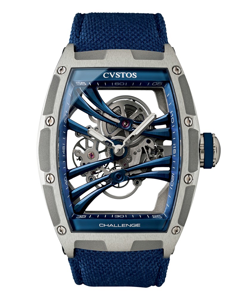 「チャレンジ K.ハチャノフ」手巻き、アルミニウム合金ケース（53.7×41mm）、ファブリックストラップ。100m防水。世界限定55本。297万円／クストス（oomiya 心斎橋店）「チャレンジ K.ハチャノフ」手巻き、アルミニウム合金ケース（53.7×41mm）、ファブリックストラップ。100m防水。世界限定55本。297万円／クストス（oomiya 心斎橋店）