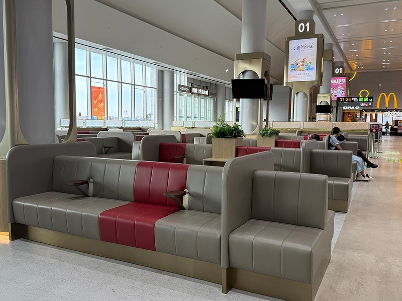 発着ゲート前に仕切りのついた大きなソファが並び、打ち合わせスペースも用意。なお、中国旅行に際し、eSIMはAiraloのAsialink（GoogleやLINE等を使用するため）をダウンロード。タクシーの配車アプリは中国のヒルトンと連携しているDiDi、支払いはWeChat Payを利用。