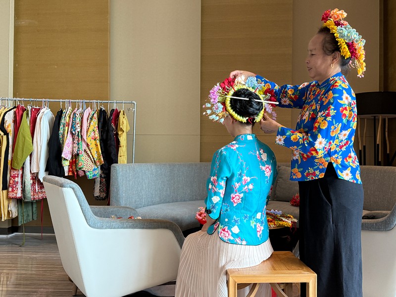 大きな髪飾りはフィルターと美しい背景をかけ合わせたような役割となり、女性を綺麗に見せます。