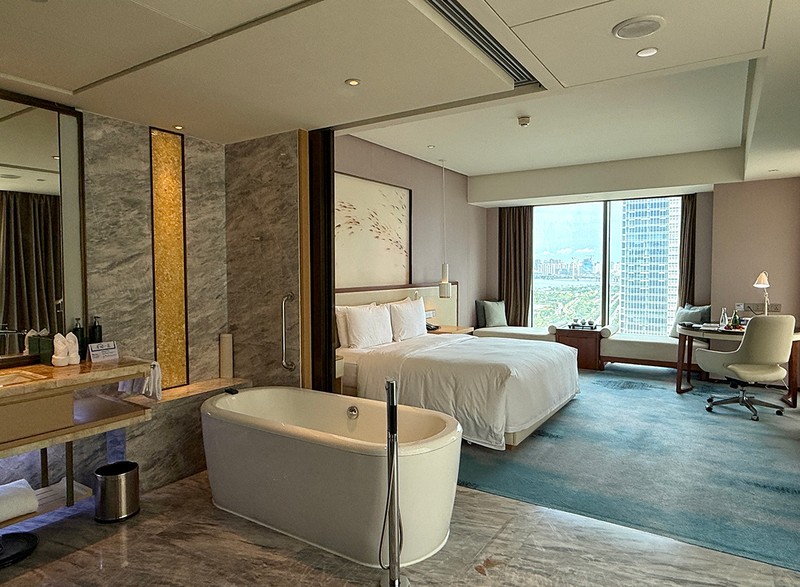 バスルームと一体化して解放感のある「キングデラックスルーム リバービュー」（48㎡）。バスタブの扉を閉めることも可。