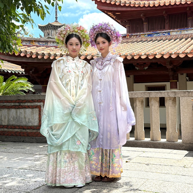 開元寺に来ていた中国国内からの旅行者。西街には衣装のレンタルショップが立ち並びます。