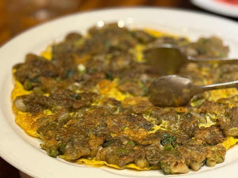 「臨家閩南菜（五店市店）」の牡蠣オムレツ。