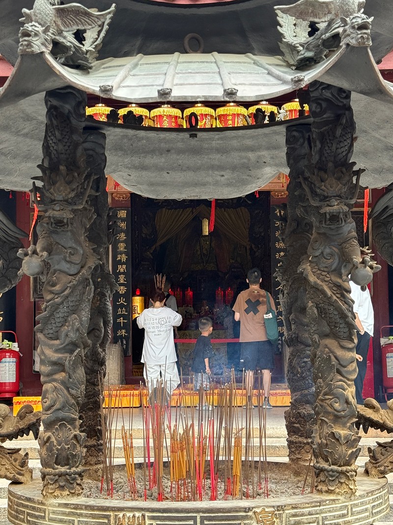 食べ歩きは「天后宮」からスタート（1.2の店舗がある場所）。「ローカルの人が最も熱心に参拝する寺院で、みんな迷いや悩みがあるとここへ来ます」と、秘書さん。