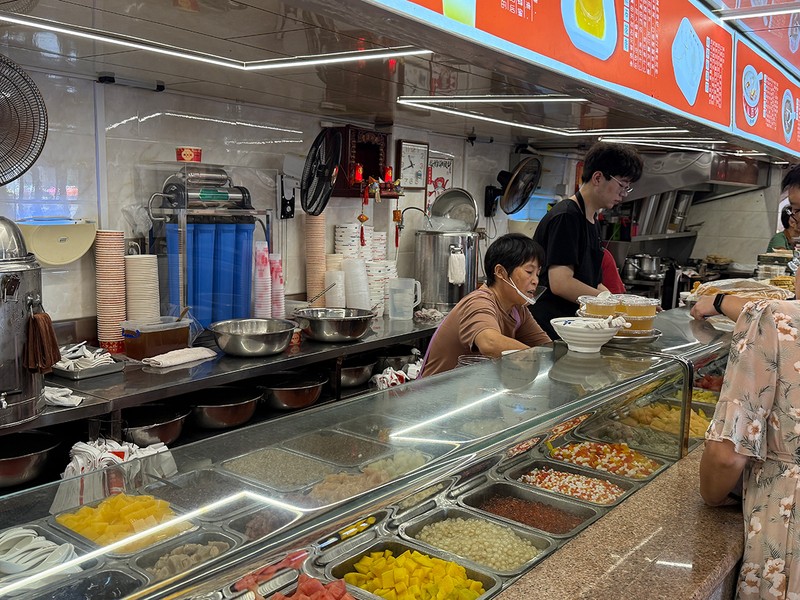 石花凍をベースに、20種ほどあるトッピングから好きなものを選択。午前中から大繁盛！