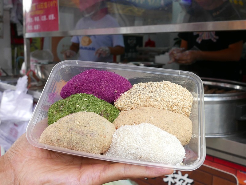 店名は「ウーさんの手作りマーツー」。ピーナッツ、胡麻、ココナッツ、海苔などに覆われた餅で、中にもそれらの餡が入っています。唇に風味豊かな粉を感じながら、柔らかな餅を噛む瞬間が至福。１個約50円〜