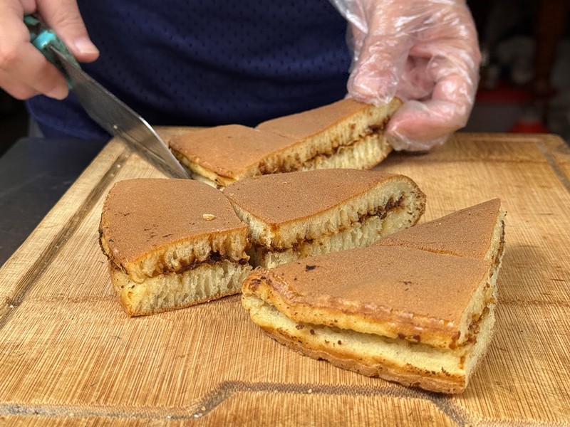 ここまで全ての菓子が素朴な味わいですが、その中でも泣きたくなるほど素朴！満煎糕とは福建や泉州でよく食べられるパンケーキ。自然発酵させた小麦粉を溶いて鉄板で焼き、もちっと噛み応えのある食感に。中には黒糖や胡麻の餡が薄く入ります。１パック約220円〜