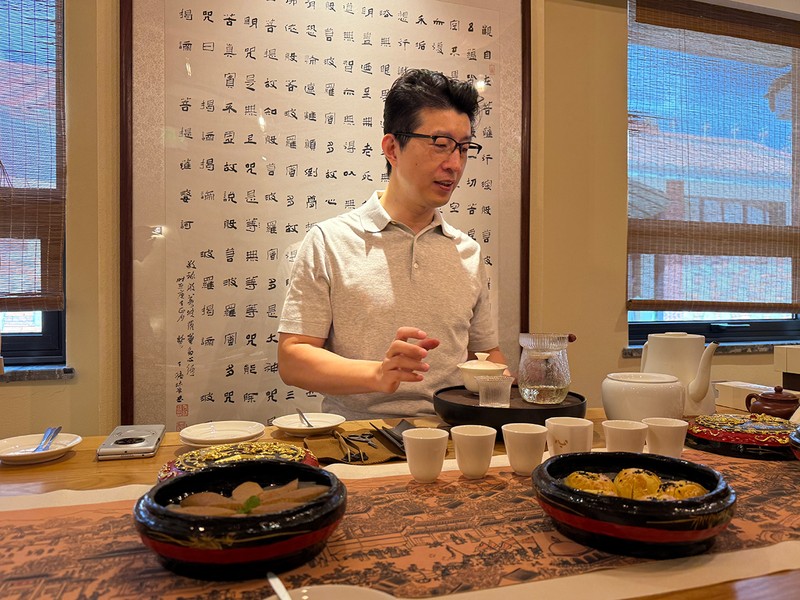 よい香りで胃を温める。なんと贅沢なことか。ランクの違う茶葉を、日本好きな代表は「こっちは中トロ、こっちは大トロ」とマグロに例えて説明。お茶への造詣が深く、いまは仕事の打ち合わせもオフィスではなくお茶室にて寛いで行っているそう。