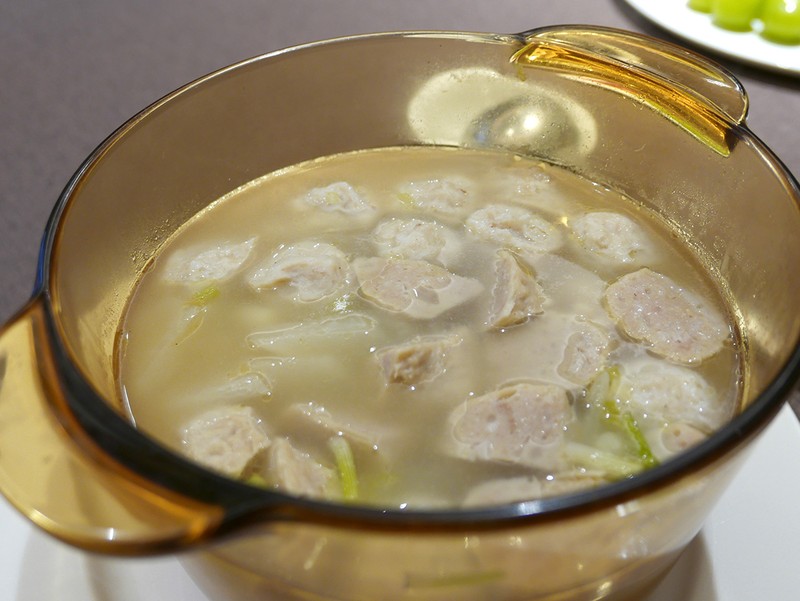 ランチ10品の一部をご紹介。こちらは白身魚の団子が入った、鶏ベースのスープ。