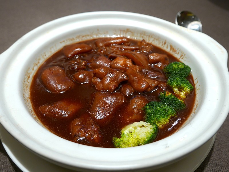 	泉州中心部からクルマで50分ほどにある永春は酢が有名で、“中国四大名酢”のひとつを作る地域。その永春の酢で煮込んだ豚足です。酸味が飛んで旨味となった酢がとろとろの豚足に染み込み、つい食べ過ぎてコラーゲンを大量に摂取。