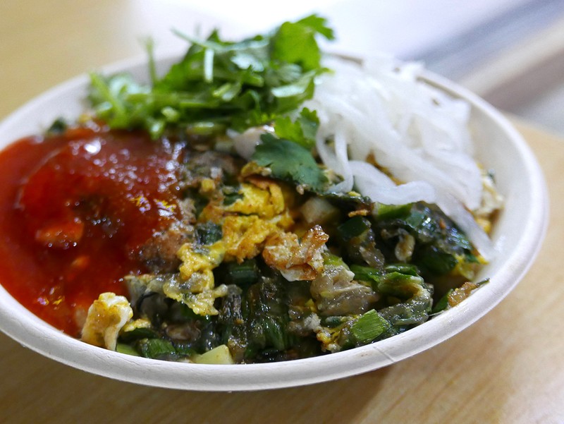 小粒の牡蠣と葱を卵でとじたオムレツも泉州名物。この店は粉が少なく卵中心で、大根の漬物を添えているのが特徴。小約440円