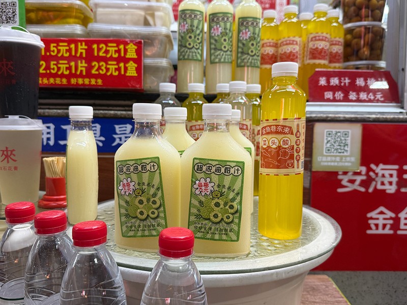 私的に世界一好きなジュースかもしれない絞りたての油柑ジュース。甘過ぎず、酸味の中に微かな渋みもあり、非常に爽やかな飲み心地です。約240円