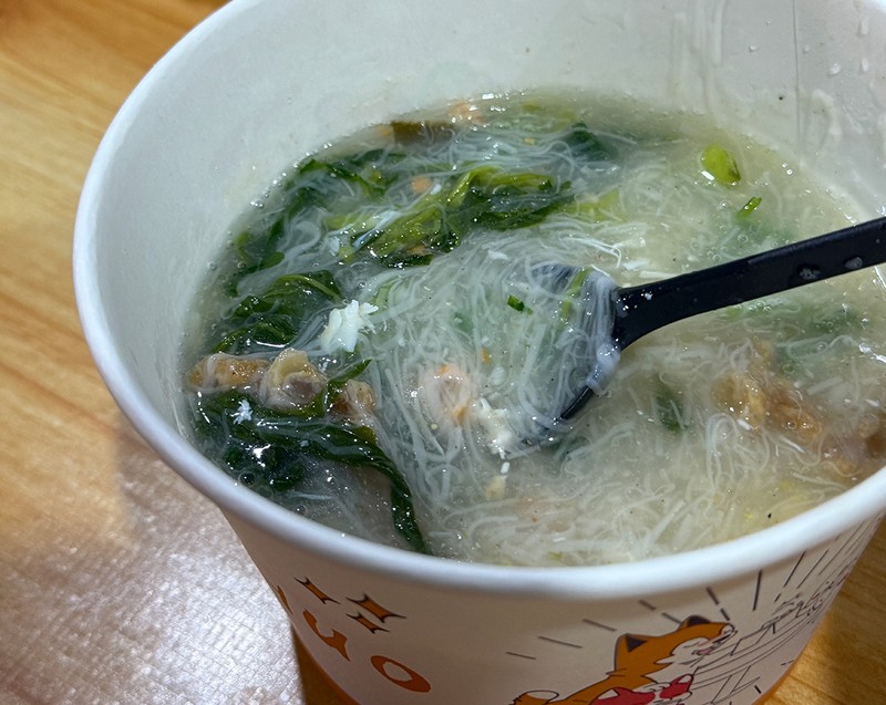 面線糊は泉州を代表するローカルフード。素麺よりさらに細い小麦麺です。麺というよりスープに一体化した線のようで、舌でギリギリ分かるほどの存在感。お粥の麺版と言いましょうか、“飲む麺”です。さまざまな魚介を煮込んで作ったスープでじっくり煮て、時間をかけてとろみのある糊状に仕上げているとのこと。にんにくがガツンと効いています。小一杯約290円、トッピング約50〜440円