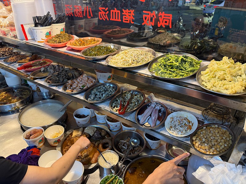 具材は、豚のレバー、大腸、豆腐、貝類などさまざまで、オーダー時に好きなものを注文。