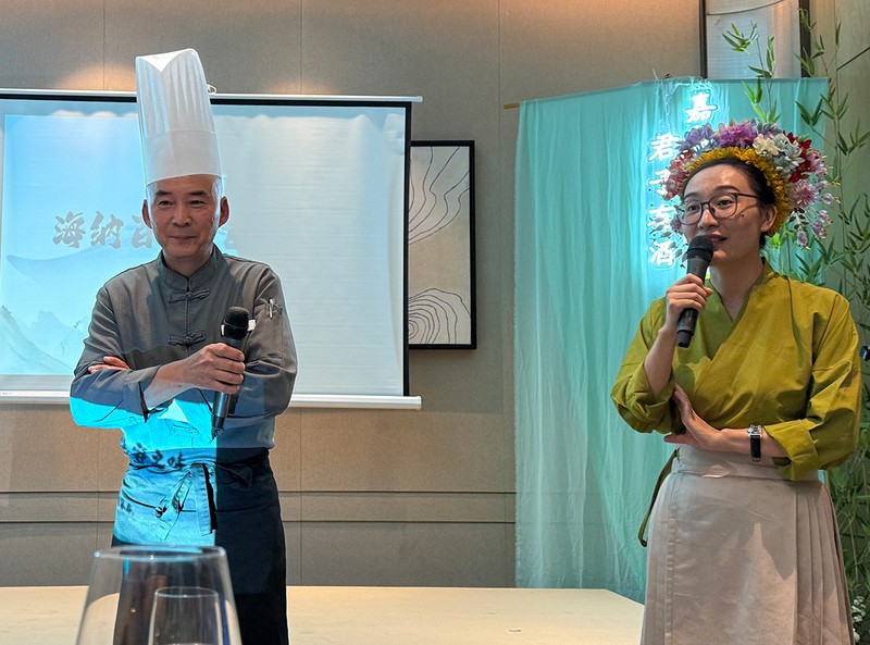 「中国の仕事には象徴的な“3つの刀”があります。包丁（料理人）、鋏（仕立て屋）、剃刀（理髪師）。このどれかが出来れば、“自分の力で人生を切り開ける”という意味を持っています。私は包丁を選び、料理で生きていくと決めました」と陳さん。