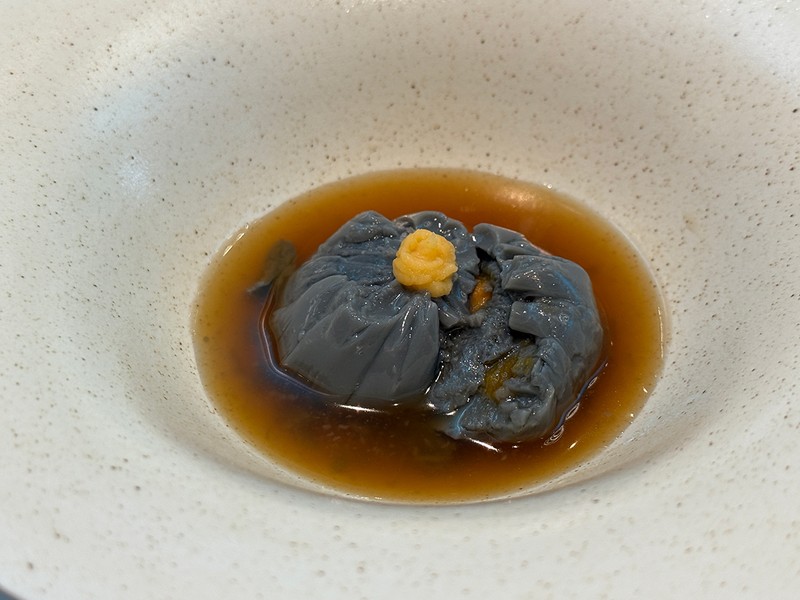 自家製黒胡麻豆腐のウニ包み。