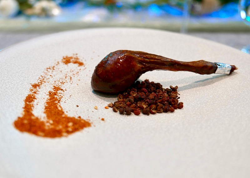 砂漠の塩でいただく鳩。通常の「故郷」のセットメニューは2名約9000円〜（特別メニューは別途）