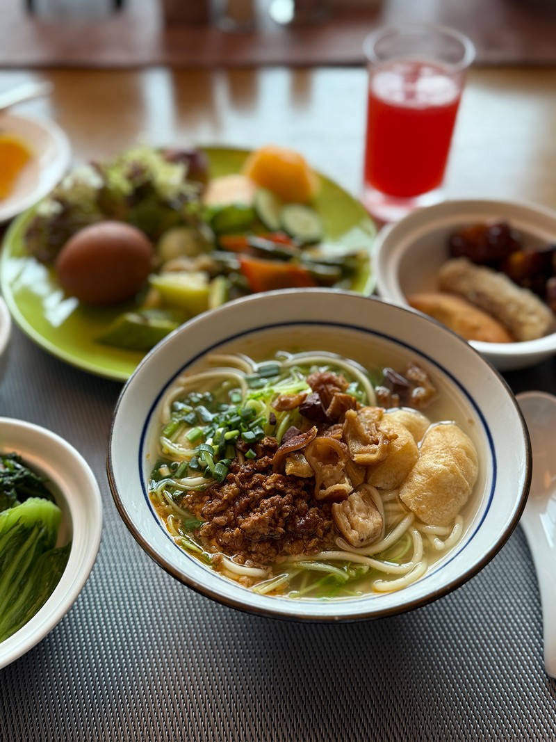 ホテル内「Kitchencraft」の朝食はビュッフェが豊富でヌードルスタンドもあり。