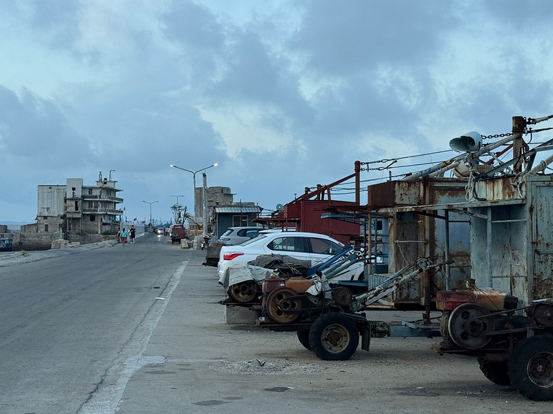 漁業用器具が並ぶ道を進んでください。