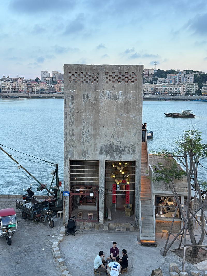 漁業関係のオヤジたちが周辺でいつも通り仕事をしているのもいいギャップ。