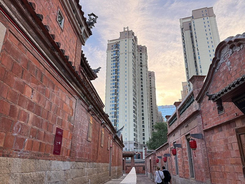 明・清・明国時代の建物が残る泉州市内の「五店市伝統街区」。すぐ隣に高層マンションが建ち、700年超のコントラストも見ものです。