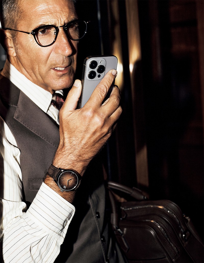 時計（下ページと同じ）1039万5000円／H.モーザー（エグゼス）、スーツ9万4600円（オーダー価格）／麻布テーラー（麻布テーラープレスルーム）、シャツ5万8300円／ラルディーニ（トヨダトレーディング プレスルーム）、タイ1万7600円／ポール・スチュアート（ポール・スチュアート青山本店）、メガネ4万6200円／アイヴァン （アイヴァン 東京ギャラリー）、バッグ34万5400円／セラピアン（リシュモン ジャパン セラピアン）