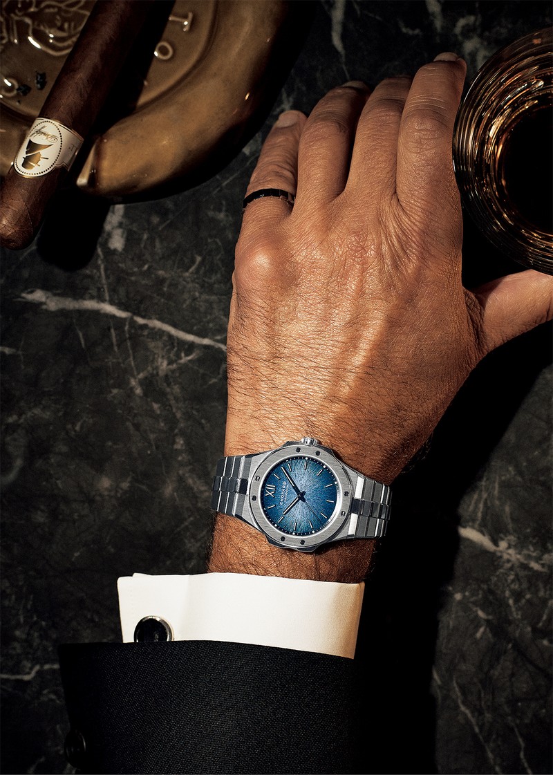 時計（下のページと同じ）1731万4000円（ショパールブティック限定販売）／ショパール（ショパール ジャパン プレス）、ジャケット20万3500円／ギーブス＆ホークス、シャツ6万500円／ターンブル＆アッサー（ともにヴァルカナイズ・ロンドン）、リング30万8000円〜／ショパール（ショパール ジャパン プレス）、そのほかはスタイリスト私物