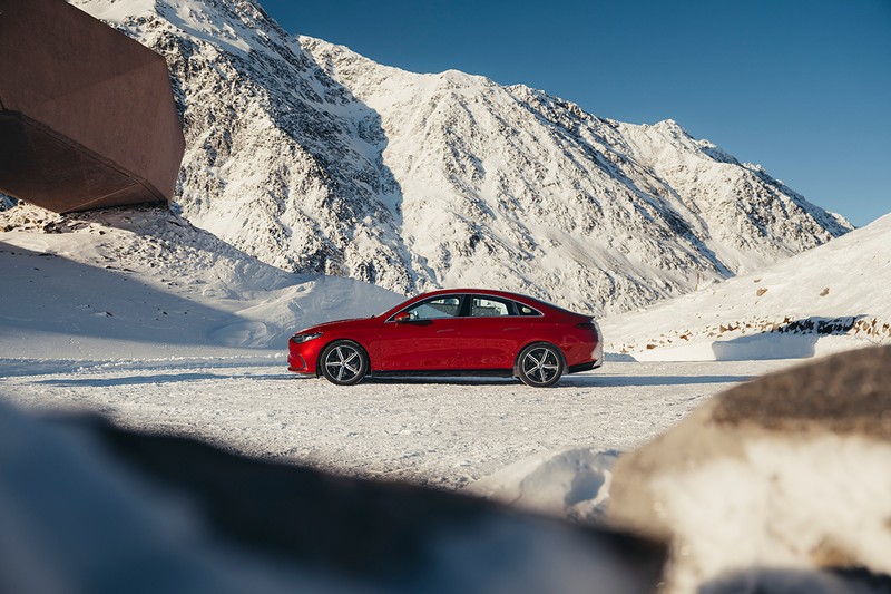 後席をあえて小さく見せるのが4ドアクーペの流儀。