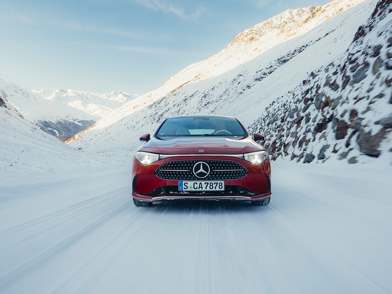 オプションのグリル内ではLEDのスリーポインテッドスターがキラキラ輝く。