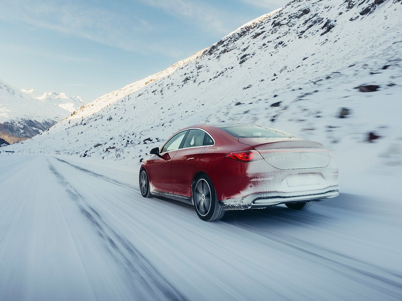 オーストリアとイタリア国境の峠道は夏は絶景だそう（冬季は真っ白）。