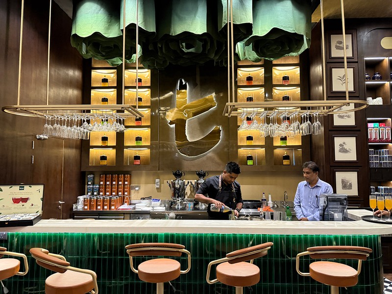 「t-Lounge & bar by Dilmah-The Shoppes at City of Dreams」ではティーカクテルや食事も提供。「Dilmah」はコロンボにカフェやラウンジを8軒展開。