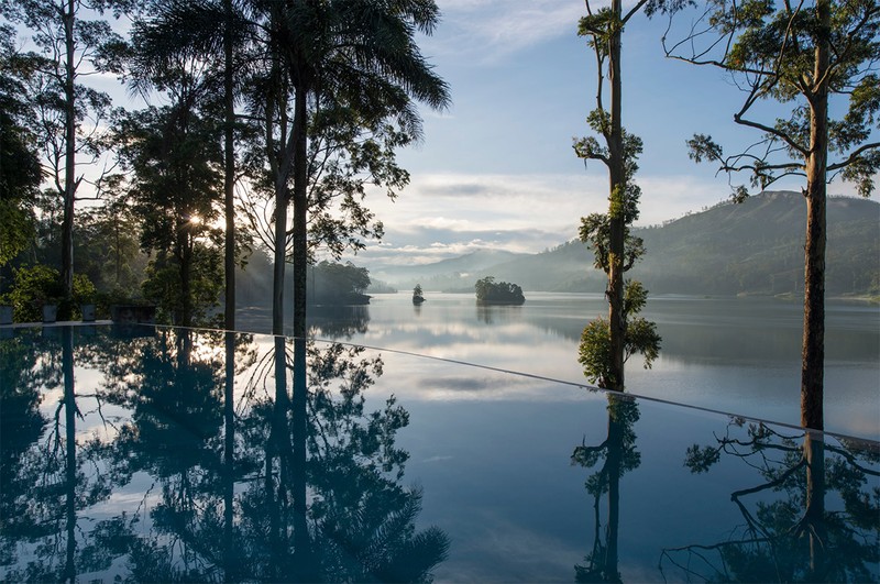湖に面した「サマーヴィラ バンガロー」のプール。