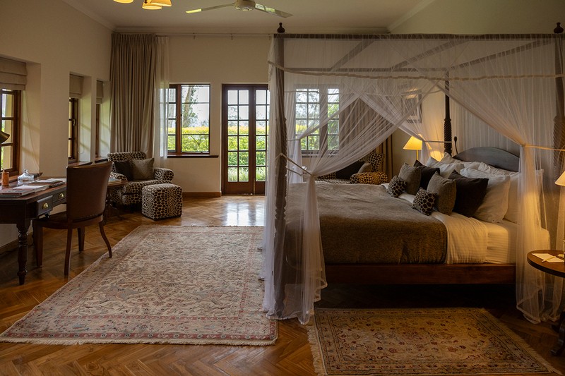 個人宅としては非常に広いダイニング。バンガローは、建物はそのままにフランス人デザイナーが内装を再構成。