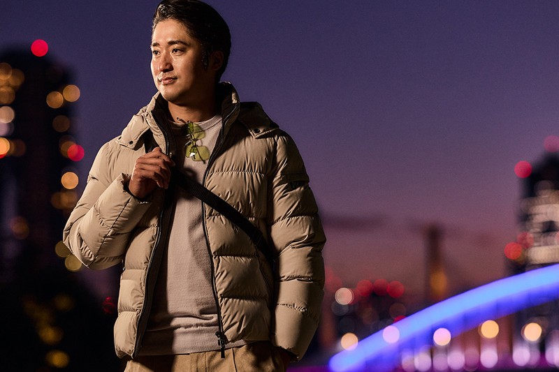 ブルゾン36万800円／ムーレー（コロネット）、ニット2万8600円／スローン、パンツ4万8400円／ジャブスアルキヴィオ（エフイーエヌ）、サングラス5万9400円／グッチ（ケリング アイウエア ジャパン カスタマーサービス）、バッグ3万800円／ゼロハリバートン（ゼロハリバートン カスタマーサービス）