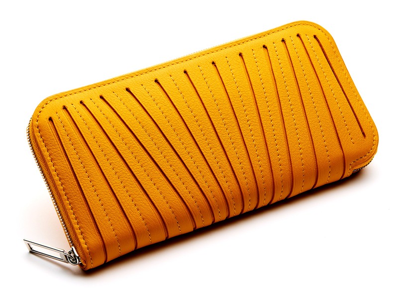 ウォレット［W20 x H10 x D1.8cm］ 18万9200円／カミーユ・フォルネ（カミーユ・フォルネ 銀座本店）