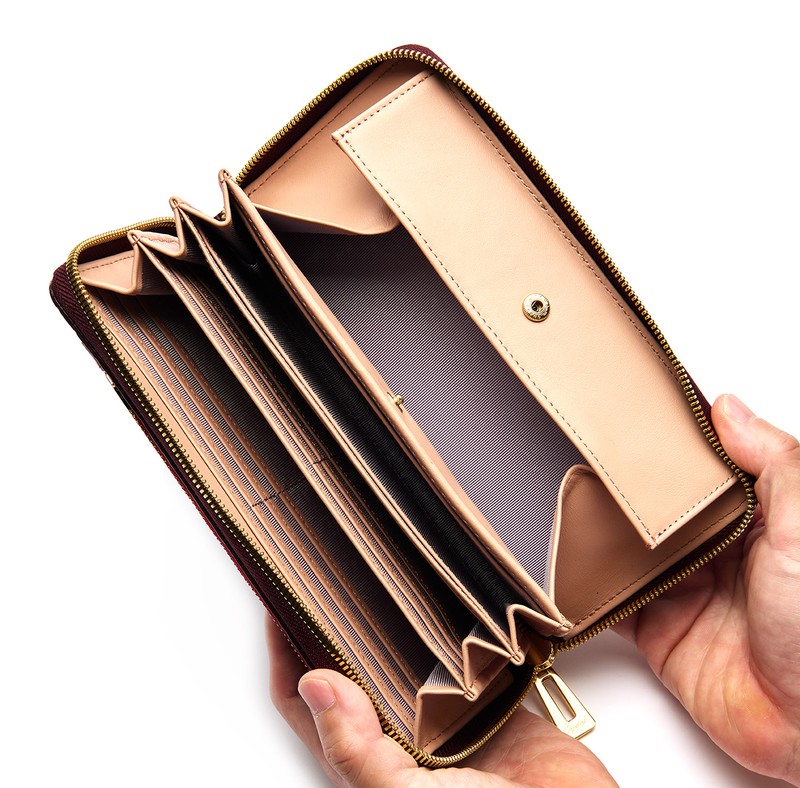 ウォレット［W21× H11× D2.5㎝］6万6000円／レザージュエルス（タイコウ）