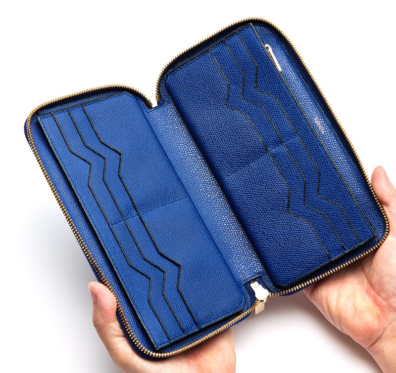 ウォレット［W21x H11x D2cm］15万700円／ヴァレクストラ（ヴァレクストラ ジャパン）