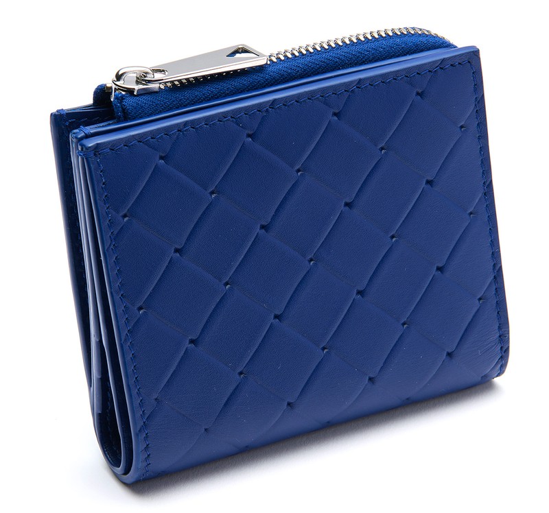 ウォレット［W⚫︎×H⚫︎×D⚫︎㎝]8万8000円／ボッテガ・ヴェネタ（ボッテガ・ヴェネタ ジャパン）
