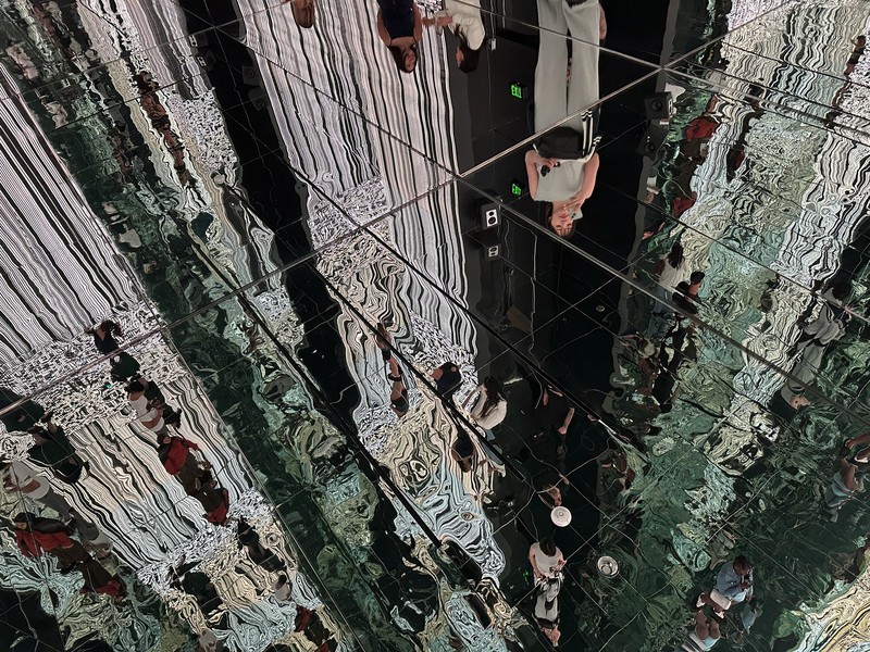 ミャオウルフ（Meow Wolf）」は、アートと物語、そして参加型の仕掛けが一体となった没入型ミュージアム。サンタフェで発祥した今アメリカで話題のアートコレクティブで、ラスベガス、デンバーなどにも施設があります。