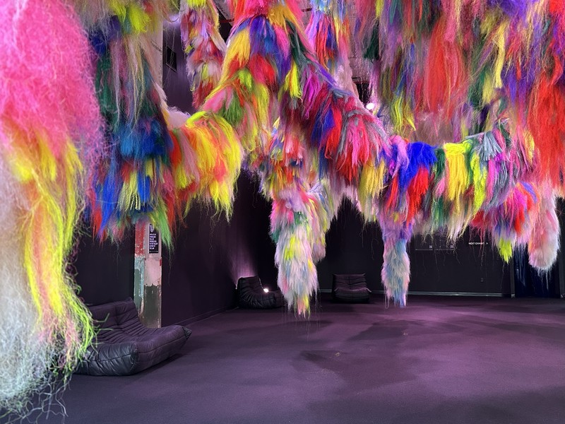  展示テーマは都市ごとに異なり、2024年にオープンしたヒューストンの施設は「異次元に転送されたラジオ」。80年代のラジオ局のDJブースや休憩室など、細部までこだわりにあふれた空間を自由に歩き回ることができます。