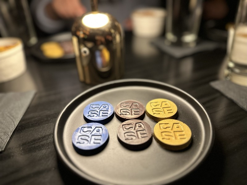 チョコレートとカクテル、そのひとつひとつのペアリングにストーリー性があり、美味しいのはもちろんエンタメ性も抜群の「ケースチョコレート」。