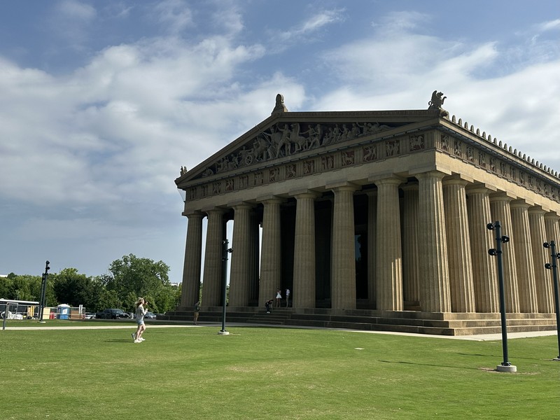 ギリシャのオリジナルを模して、建てられたパルテノン神殿のレプリカ。1897年テネシー州100周年記念万国博覧会のために建てられたのだとか。