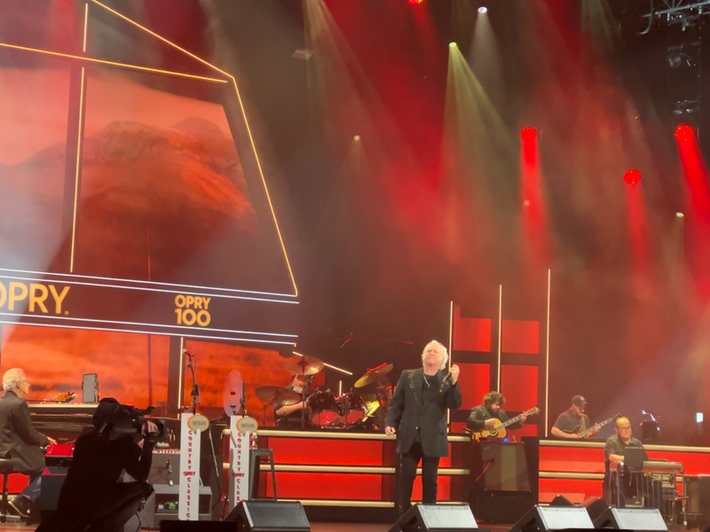 ほぼ毎夜ショーを開催。日中はバックステージツアーも行っています。