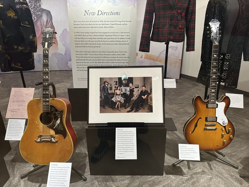 プレスリーの電話付きの愛車キャデラックやゴールドのピアノをはじめ、さまざまな資料、楽器、ミュージシャンの衣装など、カントリーミュージックの歴史が網羅されています。