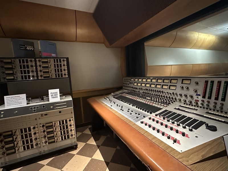 「RCA Studio B」の見学ツアーでは、実際にスタジオで録音された楽曲や、ミュージシャンが録音を行なっている様子を収録したビデオを流しながら、スタジオの歴史やミュージシャンの逸話などが披露されます。多くのアーティストがこぞって利用した、音響の素晴らしさを体感できます。