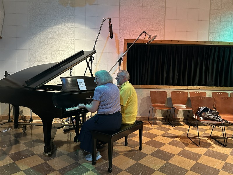 プレスリーが使ったピアノの前に座って、記念写真ができます！