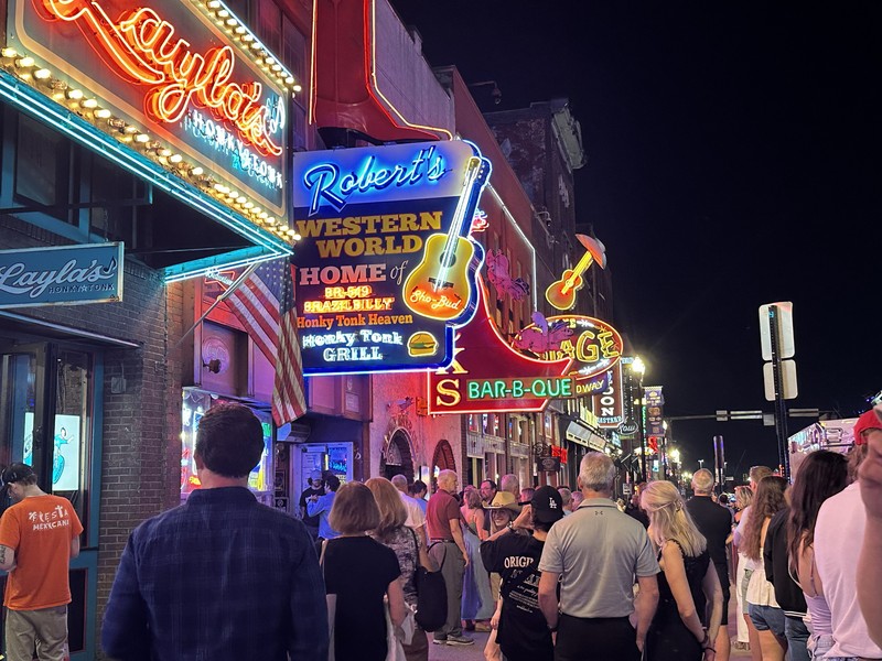 日中からそこかしこのホンキートンクで生演奏の音楽が繰り広げられている「ナッシュビル・ブロードウェイ」。陽が落ちると、さまざまな色のネオンが灯ります。
