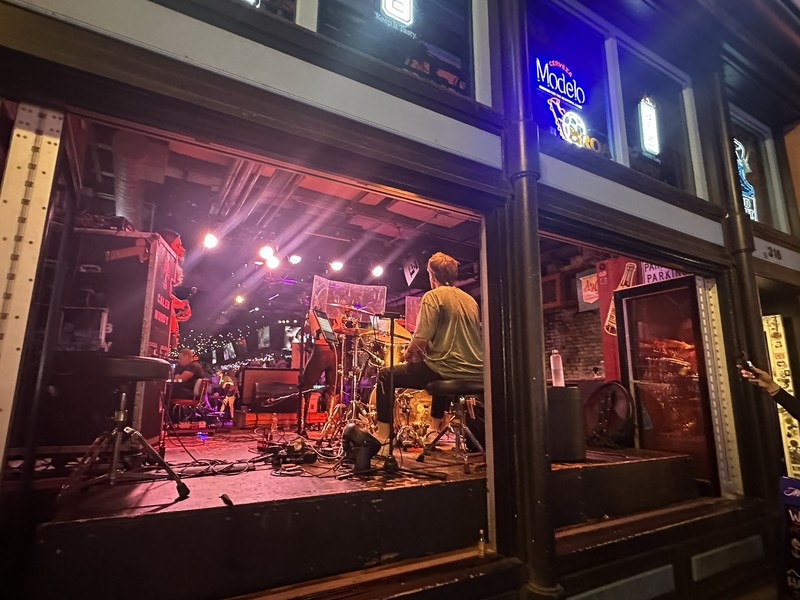 外から演奏の様子が眺められる店も多いです！